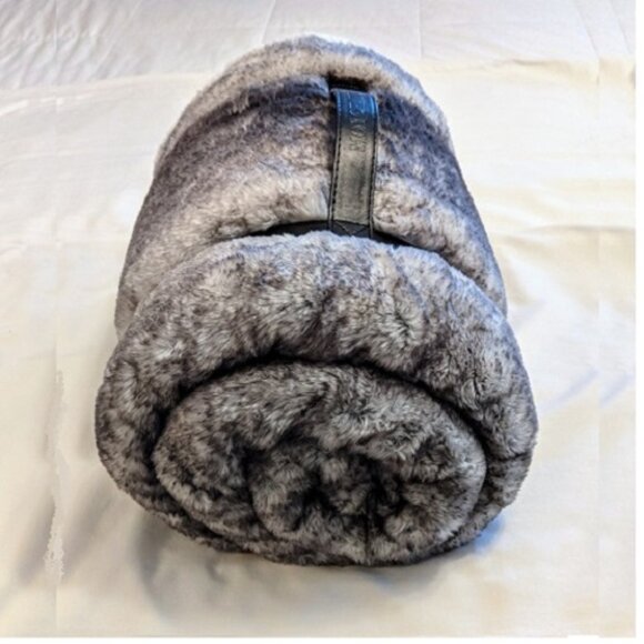 Mon Chateau Luxury Faux Fur Throw, Reversible Grey 60" x 70" + Carry sack - New - Picture 5 of 16
